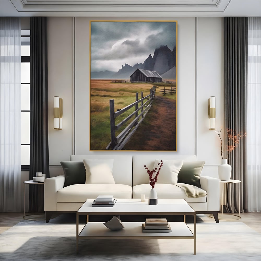 Tablou canvas cu tablou cu peisaj montan si gard de lemn, in rama de aluminiu auriu, pe perete intr-un living